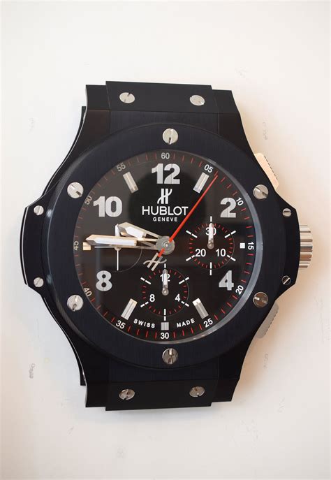 Hublot. Horloge murale en PVD noir et rose mouvement quartz